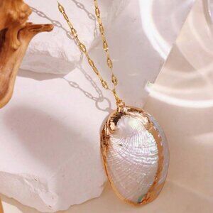 🆕✨2 for $25✨Natural Seashell Pendant Necklace with Gold Electroplated Edge 🌊✨